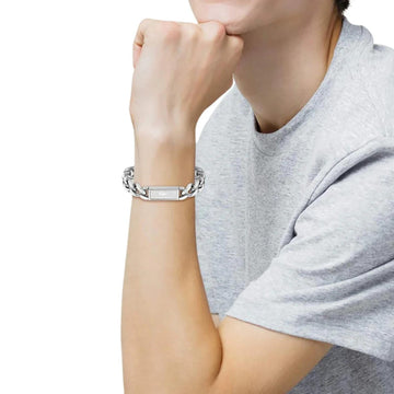 Ατσάλινο βραχιόλι Lacoste 2040439 ανδρικό σε ασημί χρώμα από ανοξείδωτο ατσάλι με ρυθμιζόμενο μήκος 19-22cm, φορεμένο.